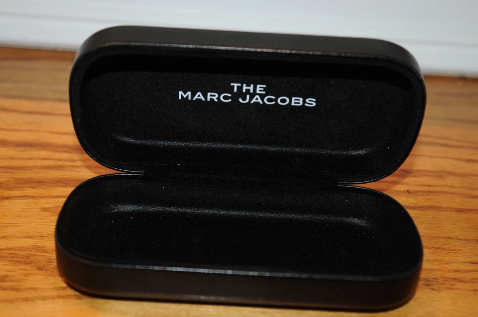 Estuche para gafas de sol The Marc Jacobs de cuero negro carcasa rígida estuche para gafas Foto 2 de 4