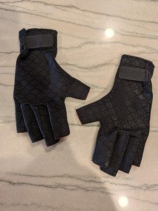Thermoskin Black & Red Half Finger Gloves Adjustable Strap Unisex Adults Pair