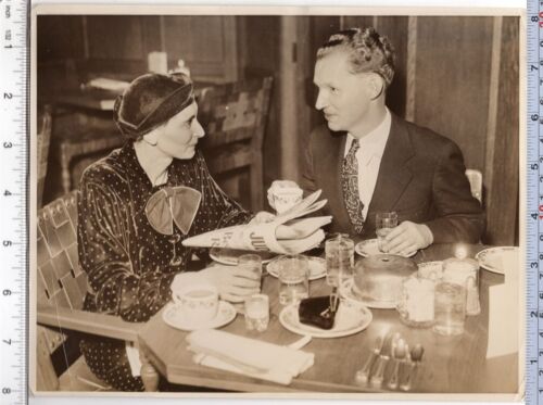 1935 Blind Judge Ned Smith of Detroit With Wife Louis Smith Original News Photo - Picture 1 of 2
