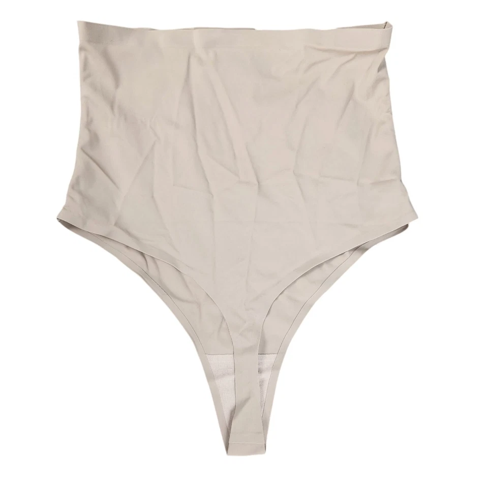 Tanga modeladora de talle alto Fredericks Of Hollywood desnuda 1X/2X poliamida y palmo Foto 3 de 4