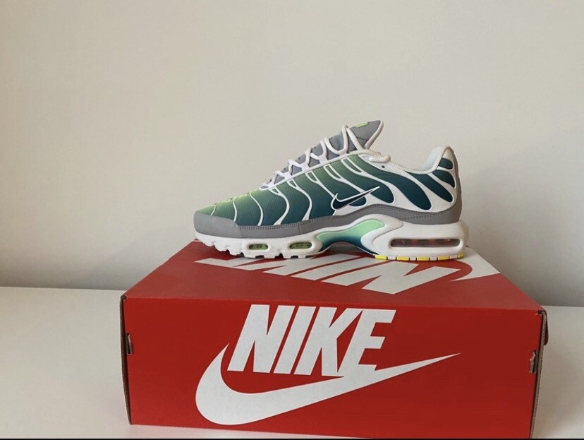 aurora green air max plus