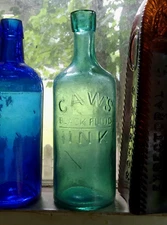 PRETTY TEAL GREEN CAW'S BLACK FLUID INK 1880 APPLIED POUR SPOUT LIP INK BOTTLE
