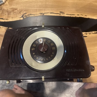 1951 Vintage RCA Victor X-551 AM Radio Powers On Brown Bakelite