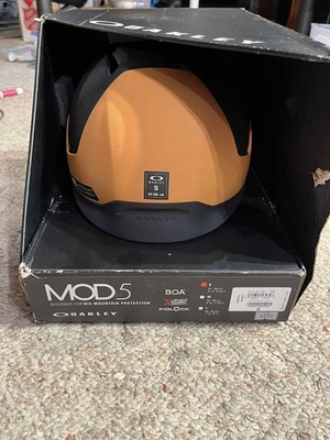 Snow boarding/ Oakley MOD5MIPS Snow Helmet
