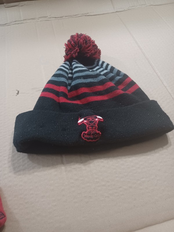 New Era Chicago Bulls Beanie Hat OSFM Red Black Hardwood Classics Stretch Pom