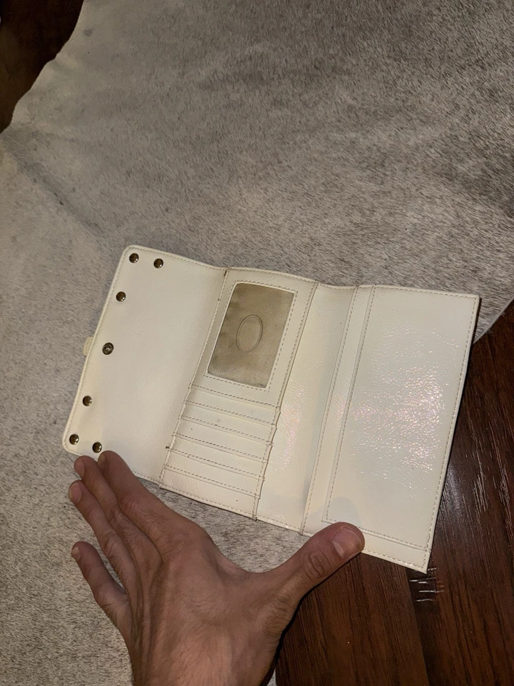 Cartera mediana GUESS para mujer de cuero sintético blanco y plateado Foto 3 de 4