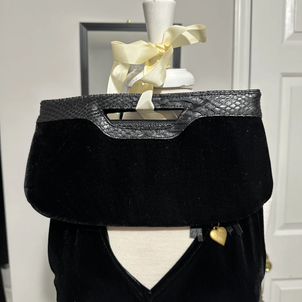 Bolso de mano XOXO para mujer negro de terciopelo de felpa con detalles de imitación de cocodrilo Foto 3 de 4