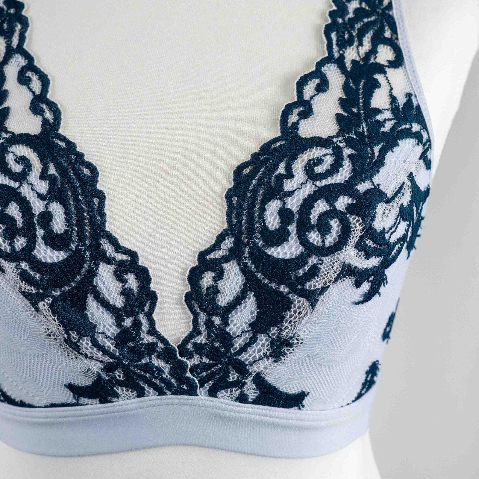 Wacoal Bralette Size S White and Black Floral | NWT image 2