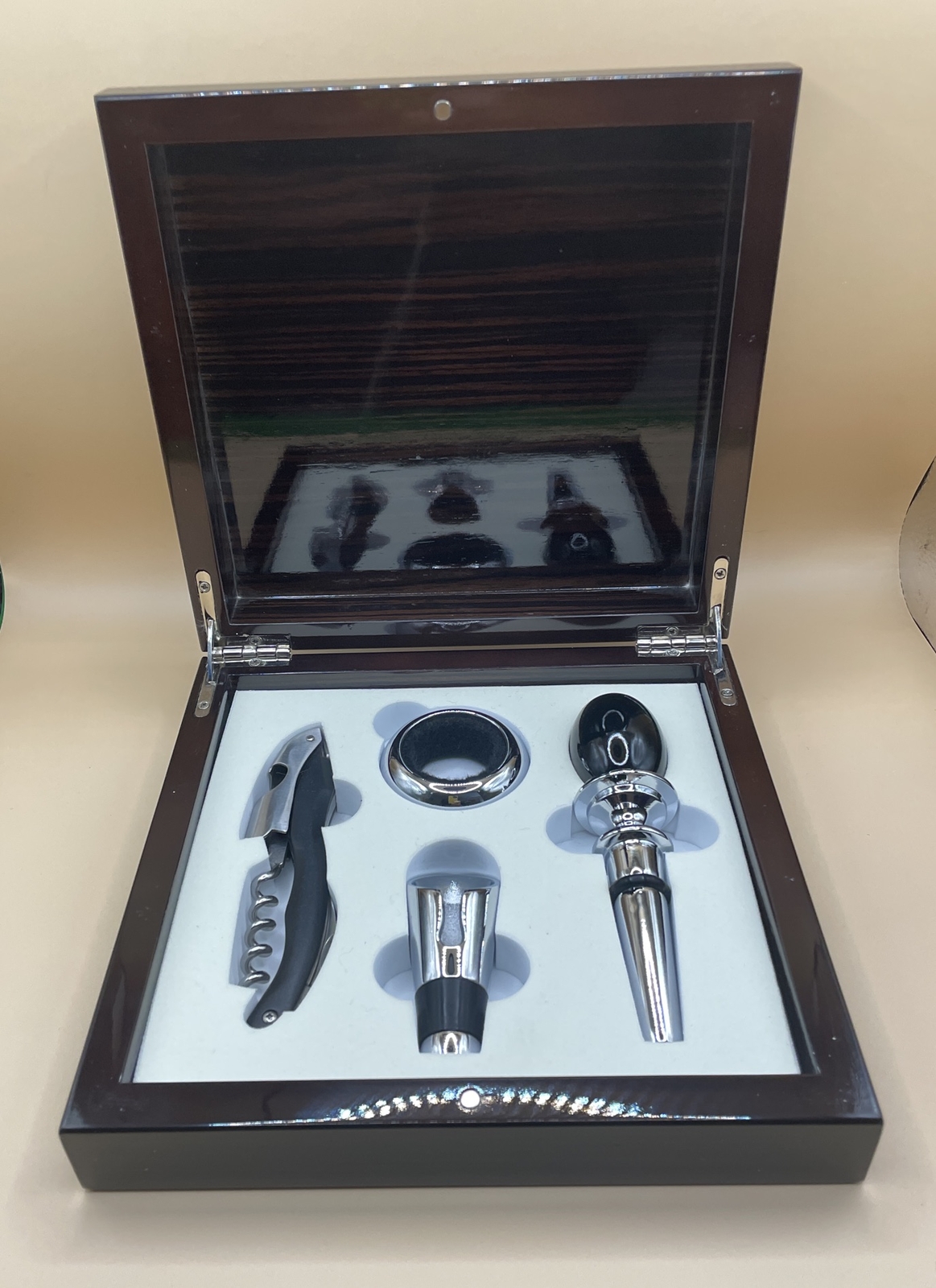 Red Vanilla Bar 4-Piece Wine Accessory Set With Beautiful Box New