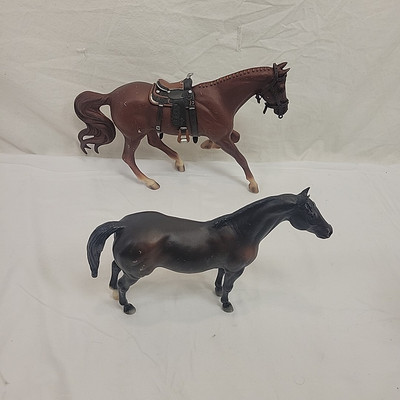 Breyer Monte, Thoroughbred #959 & Erin Go Bragh #715 Horse Pony w/ Saddle Set