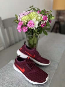 nike trainers womens burgundy