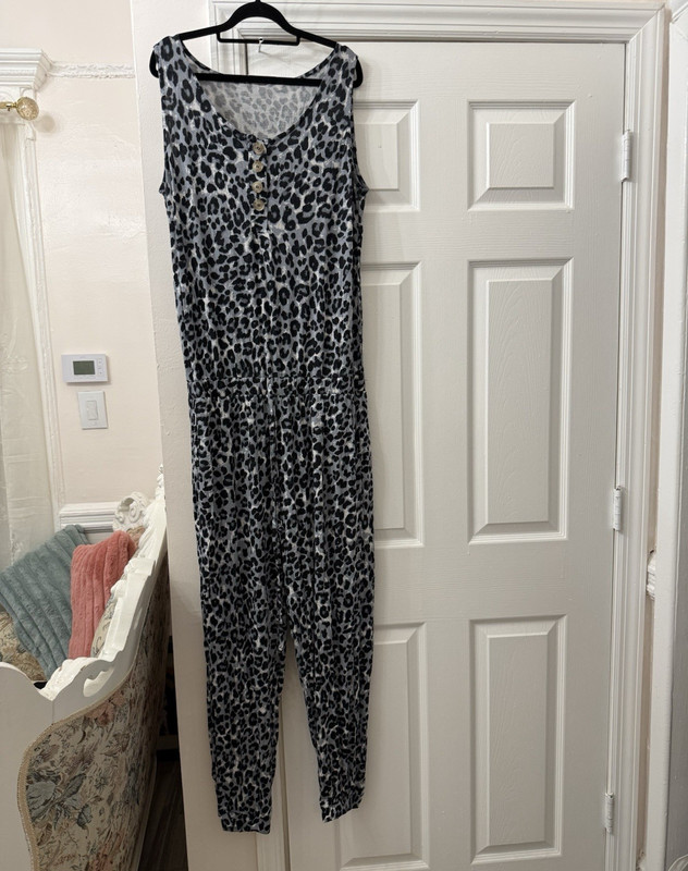 Zenana Women's Leopard Print Sleeveless V-Neck Jumpsuit Elastic Waist L Gray