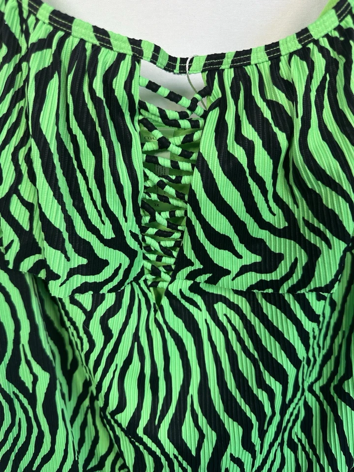 Traje de baño para mujer 3X una pieza fuera del hombro con cordones laterales verde cebra torso más corto Foto 2 de 4