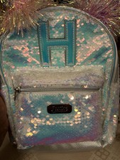 Mochila Justice Lentejuelas Multicolor con Pompones, Inicial H, Correa Ajustable