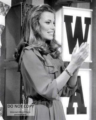 VANNA WHITE AS HOSTESS OF ''WHEEL OF FORTUNE'' - 8X10 PUBLICITY PHOTO (MW-241)
