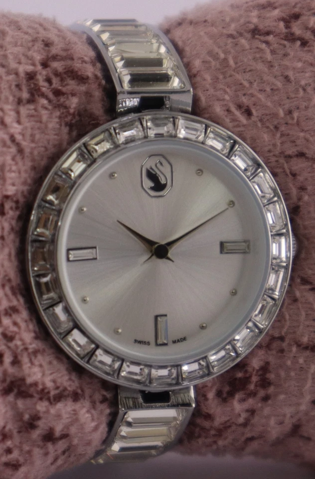 Hermoso reloj pulsera Swarovski esfera plateada cuarzo buen funcionamiento para mujer correa de acero Foto 3 de 4