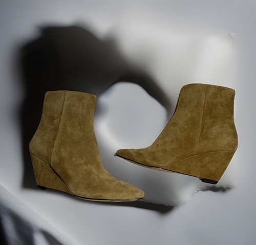 Donald J. Pliner Jae Suede Wedge Pointed Toe Ankle Boots Tan, Size 6M - Picture 4 of 8