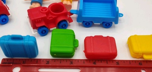 Vintage ARCO Toy AIRPLANE, 4 Figures, 4 Suitcases, Luggage Carrier & 3 Cars - Picture 8 of 15
