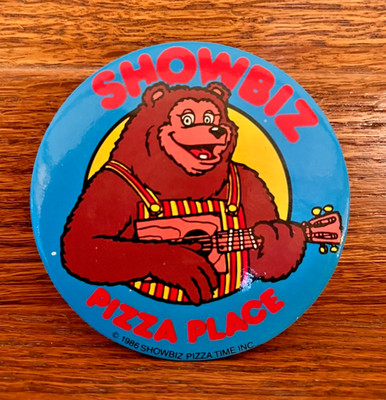 Vintage 1986 Showbiz Pizza Place Billy Bob Pinback Button Pin 3'' TOP ZUSTAND