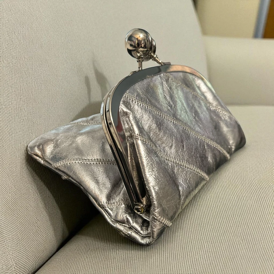 Bolso de Mano Formal Bebe Clutch Cuero Plateado Plegable Jumbo Bloqueo de Beso Enmarcado Foto 2 de 4