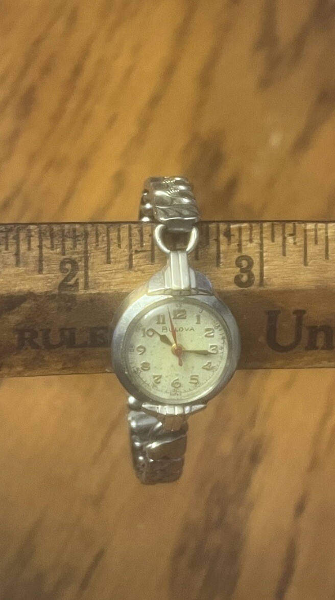 Bulova L5 Silver Plate Ladies Watch B054820 Elegant Design