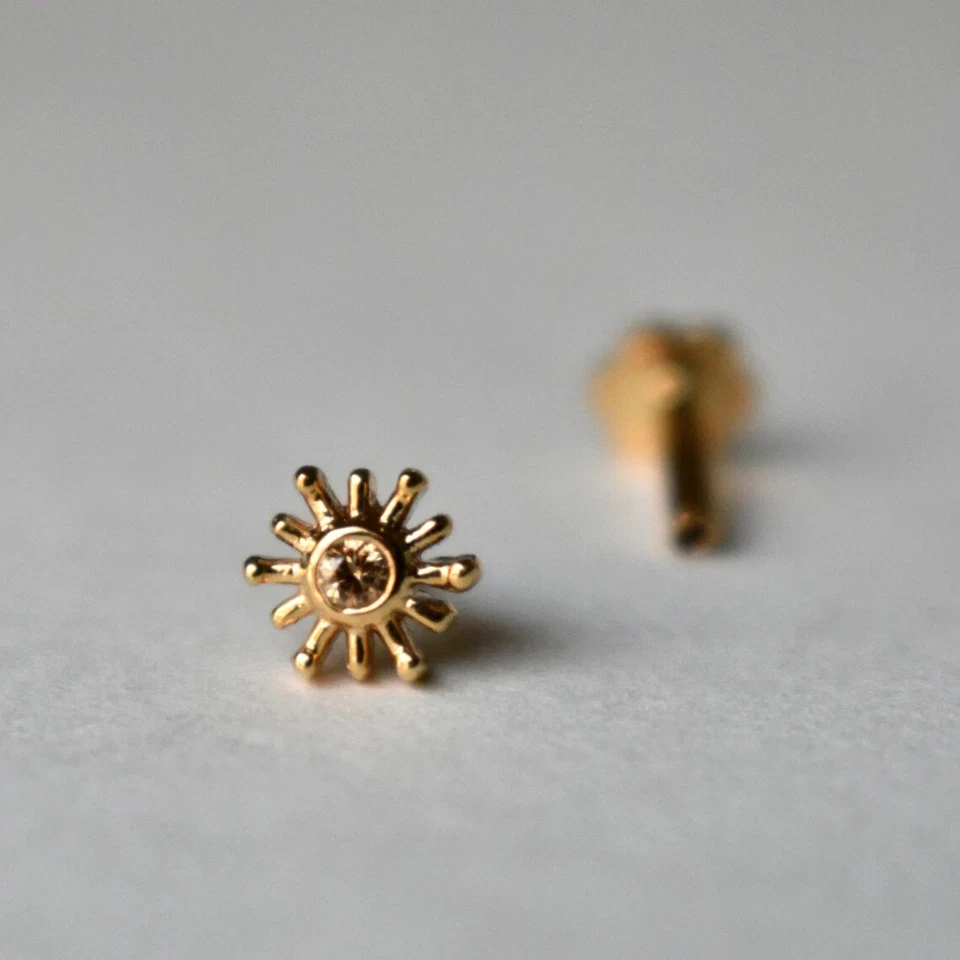 Piercing Labret Tragus Oreja Rayos de Sol Redondo Natural GHSI Diamante Oro Amarillo 14K Foto 4 de 4