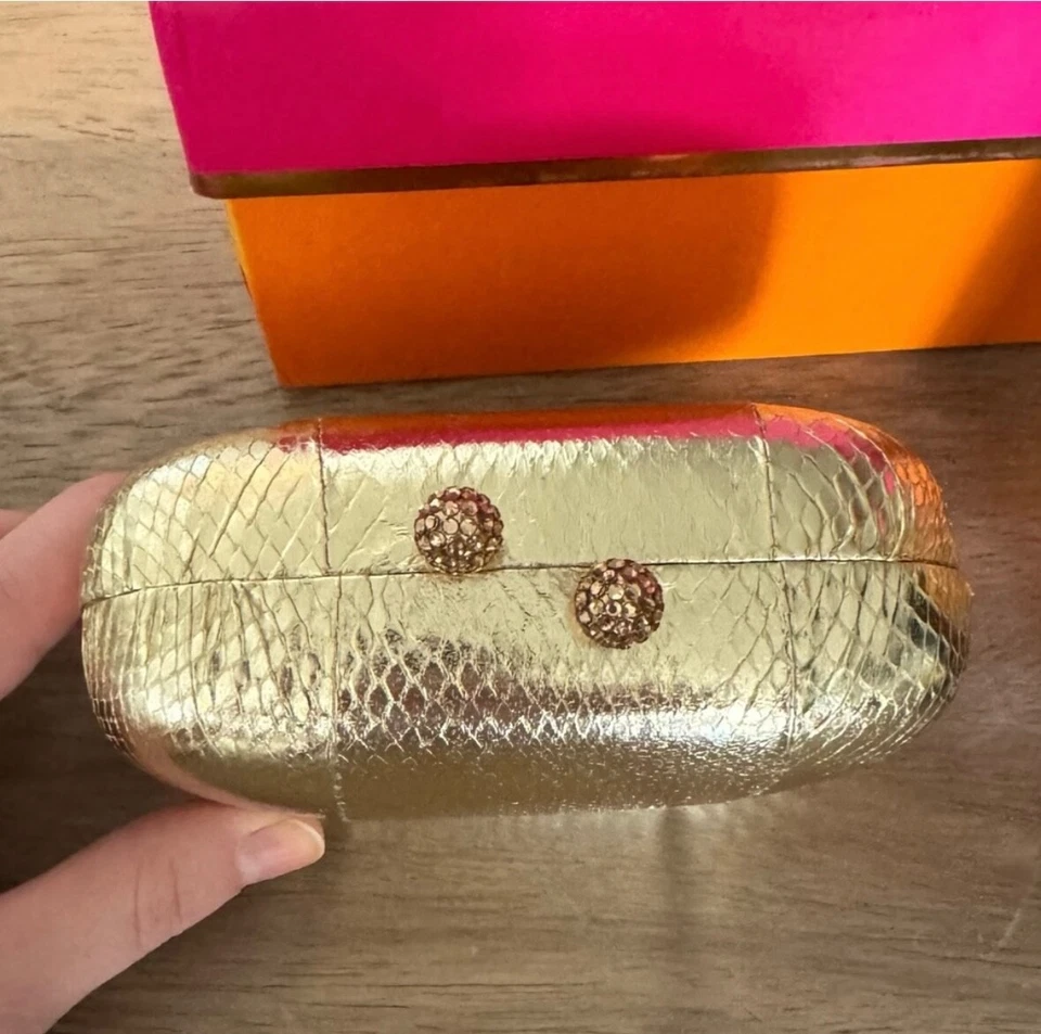 Mini bolso sin asas de cuero metálico dorado KOTUR con cierre magnético de cristal Foto 4 de 4