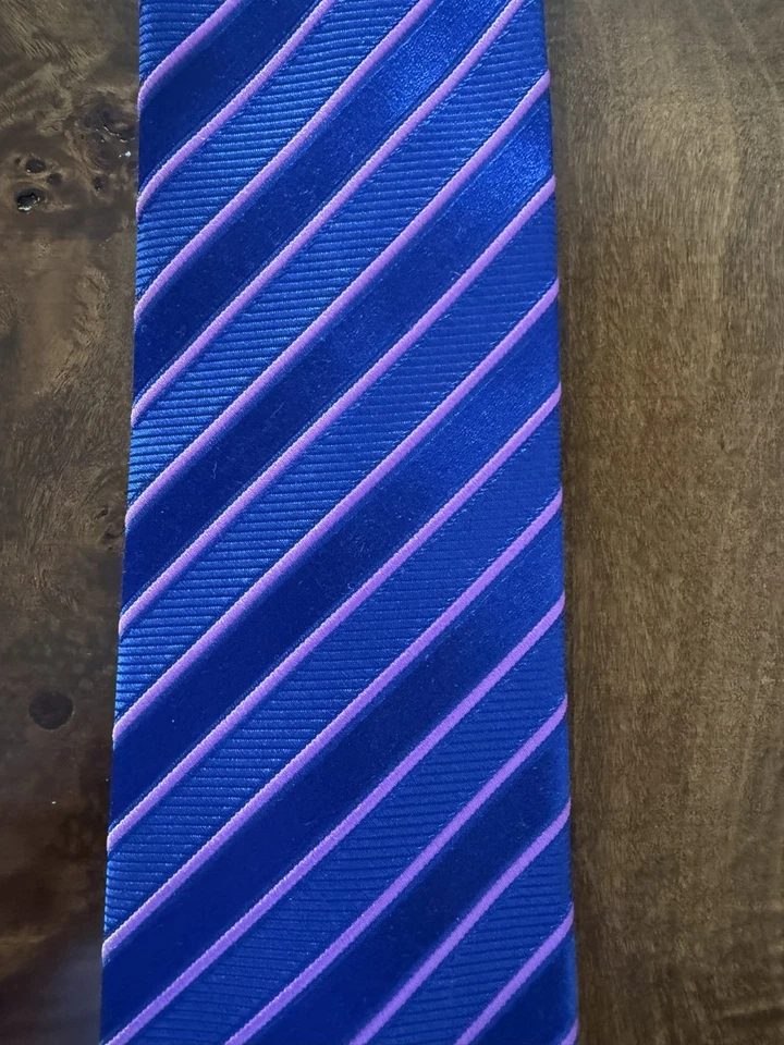 Gravata de seda listrada azul roxa charvet nova com etiquetas feita na França - Imagem 2 de 3