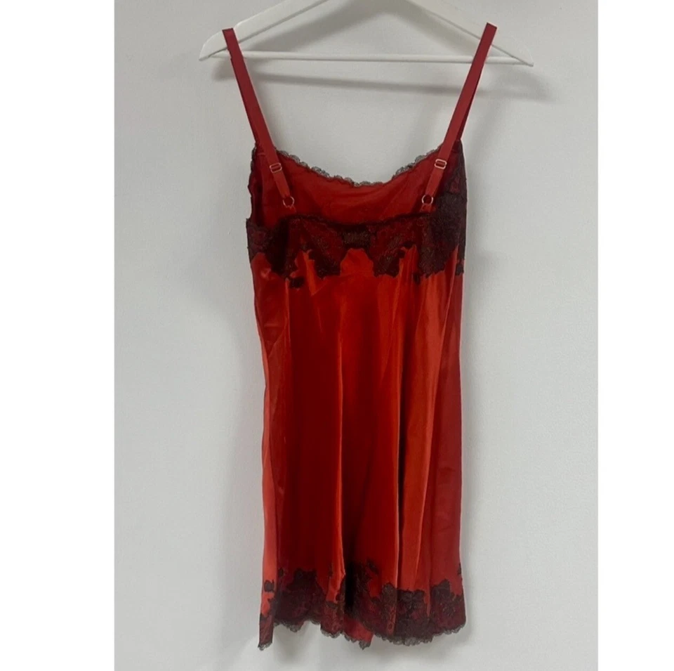 Química de seda Josie Natori Lolita en ámbar quemado. Nuevo con etiquetas. Talla XS. Venta al por menor - $400 Foto 3 de 4