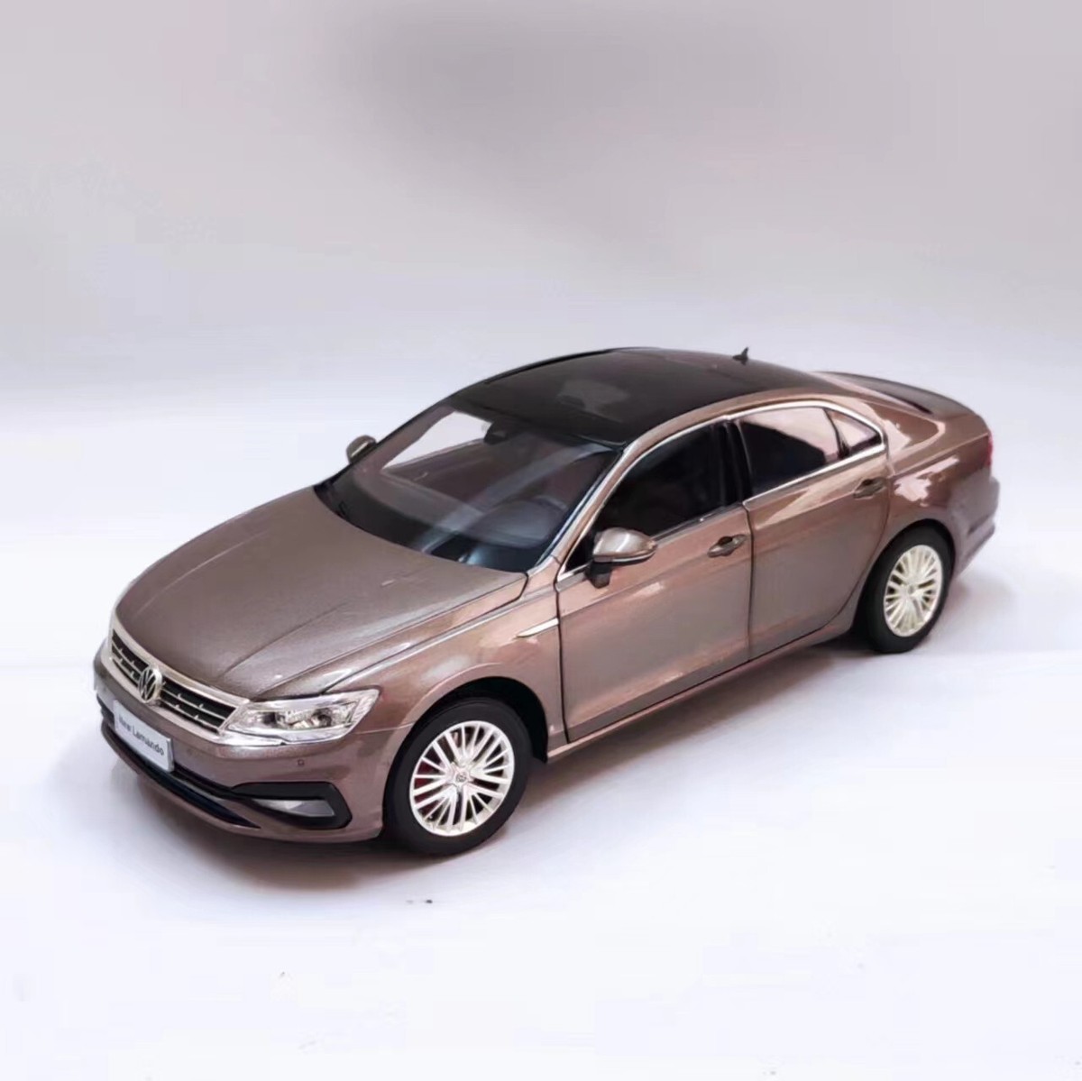 1/18 ダイキャストLamando ミニカー￼ Amazon | △ミニカー特注 1/18 Volkswagen Lamando L 2022 赤