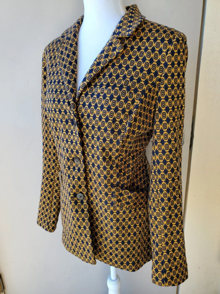 Chaqueta Blazer CAbi Destacada Medallion Mediana 3372 Mostaza Azul Marino Kensington Mod Foto 2 de 4