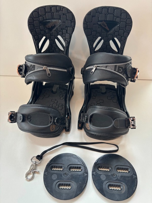 Rare Burton Lexa snowboard bindings in black, size medium, base plates and leash