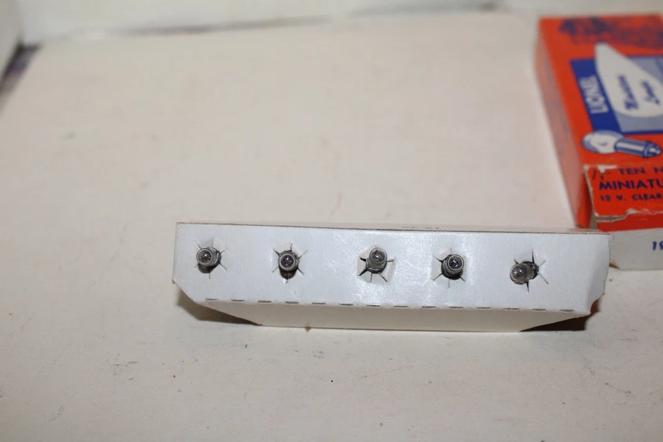 Lionel P/W Set Of Ten L191 12 Volt clear Miniature Lamps (NOS)~w/Brick OB - Image 3 of 4