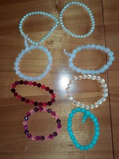 Viele Armbänder und Halsketten - Modeschmuck...