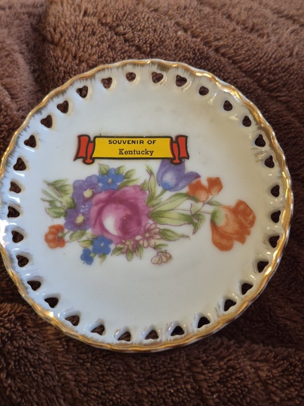  Small souvenir plate.   Norcrest.  fine china.   Kentucky.  Great condition 