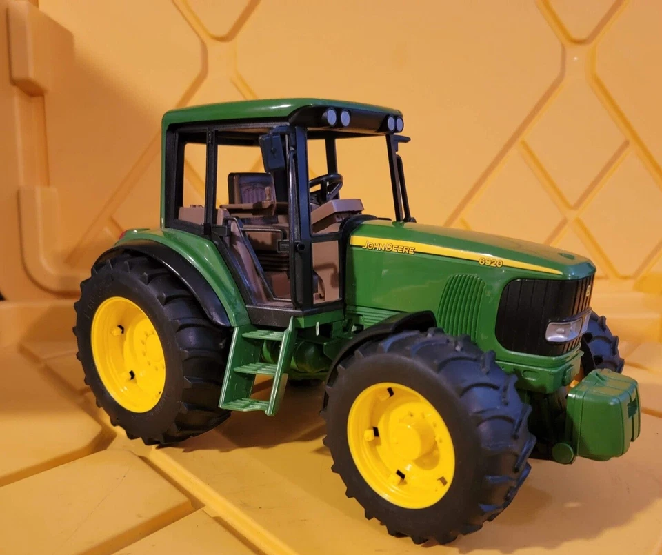 Tractor agrícola de juguete John Deere Foto 2 de 4