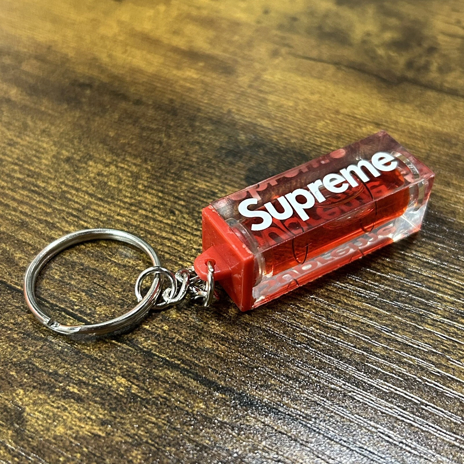 Porte clés Supreme Niveau Taille Unique Logo Bogo Rouge Créateur Collection (FW18A33)