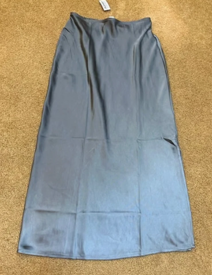 NUEVO CON ETIQUETAS Old Navy FALDA SIN CORDONES SATINADA Cortina Fluida Sedosa AZUL-ISH GRIS Midi M Foto 4 de 4