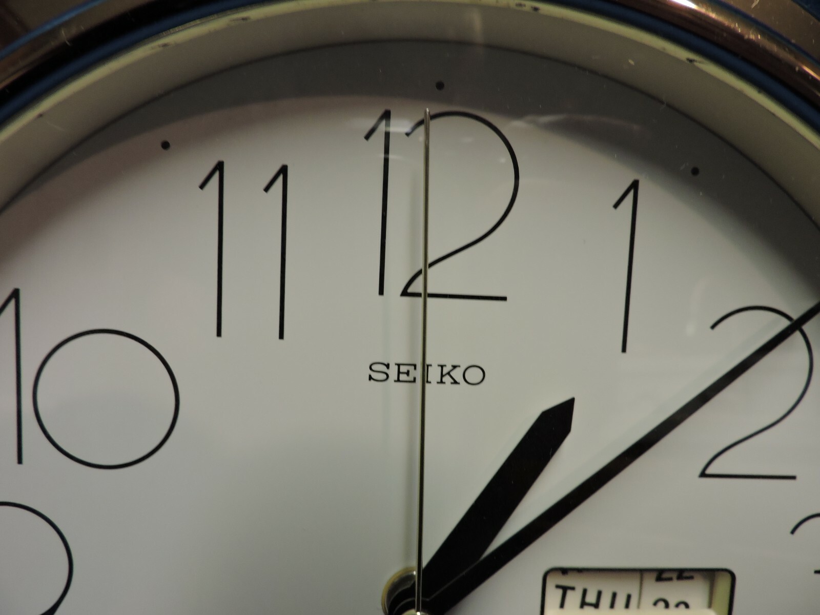seiko day date wall clock