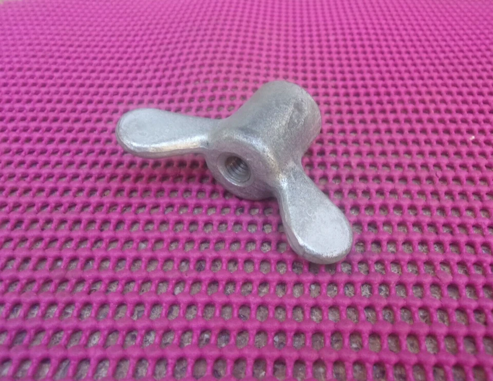 Dodge D100 D200 W100 W200 1961-1971 NOS MoPar porta neumáticos underslung tuerca de ala Foto 3 de 3