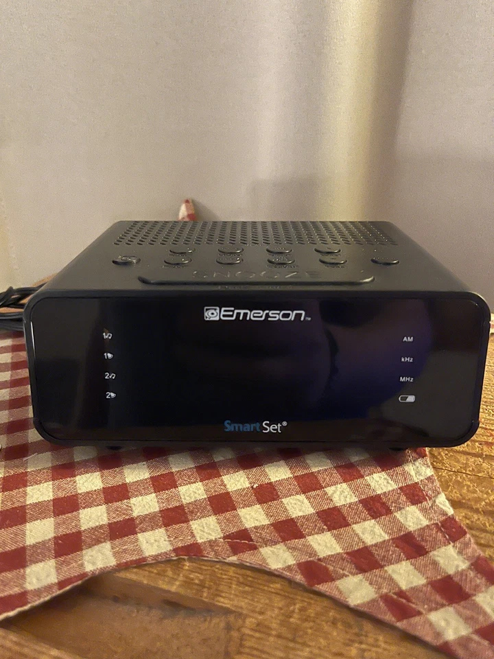 Emerson CKS1800 Smartset Alarm Clock Radio with AM/FM Radio, Dimmer, Sleep Timer - Image 2 of 4