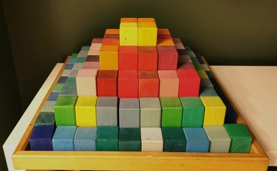 Grimm s große Stufenpyramide - 100 Holzbausteine im Tablett - Waldorfspielzeug