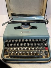Olivetti Lettera 22 Manual Typewriter with Ca...