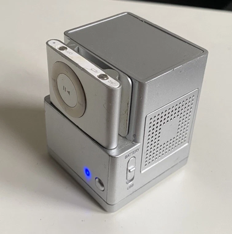 IPOD SHUFFLE 2nd Generation A1204 Silver & Docking Speaker Chargr *IPOD FAULTY* - Image 3 of 4