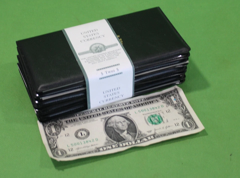 Vintage Lot of $2.00 Bills w/ Wallets Uncirculated Condition Dated 2003 Lot of 5 - Image 3 of 3