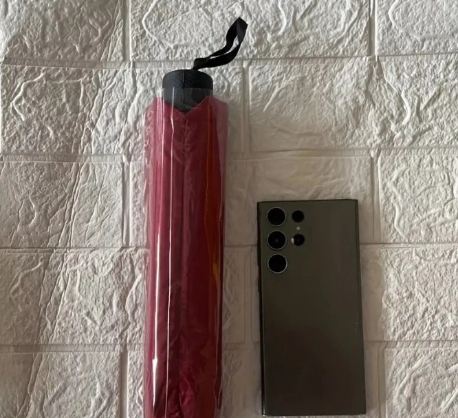 Paraguas plegable impermeable extra grande de 12 costillas a prueba de viento para mujer de negocios Foto 2 de 4