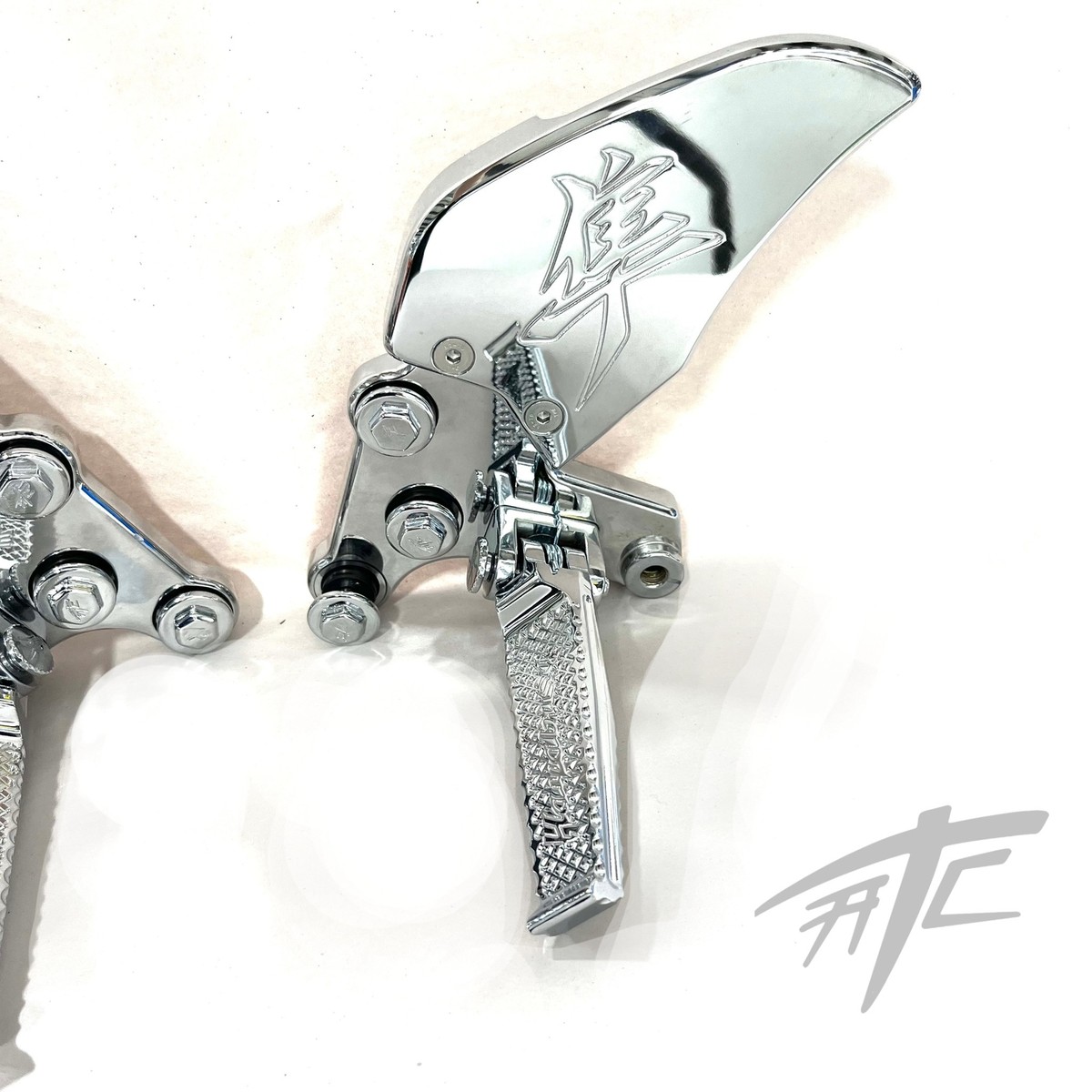 HAYABUSA CHROME KANJI FOOT PEGS & BRACKET DRESS UP KIT 2022