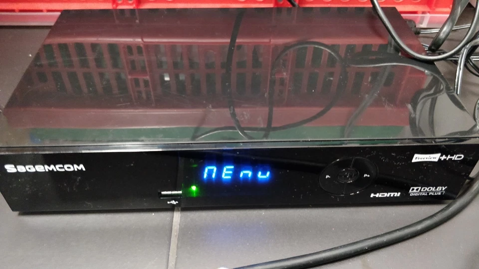 SAGEMCOM RT195-500 T2 HD FREEVIEW 500GB HD Tuner TV RECORDER WITH REMOTE N2 - Image 3 of 4