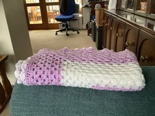 Coperta bambino all'uncinetto a mano.  Lilla e bianco. Include spese di spedizione 