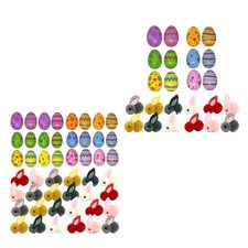 Uova di Pasqua riempite con coniglietti di peluche colorati, ornamenti.